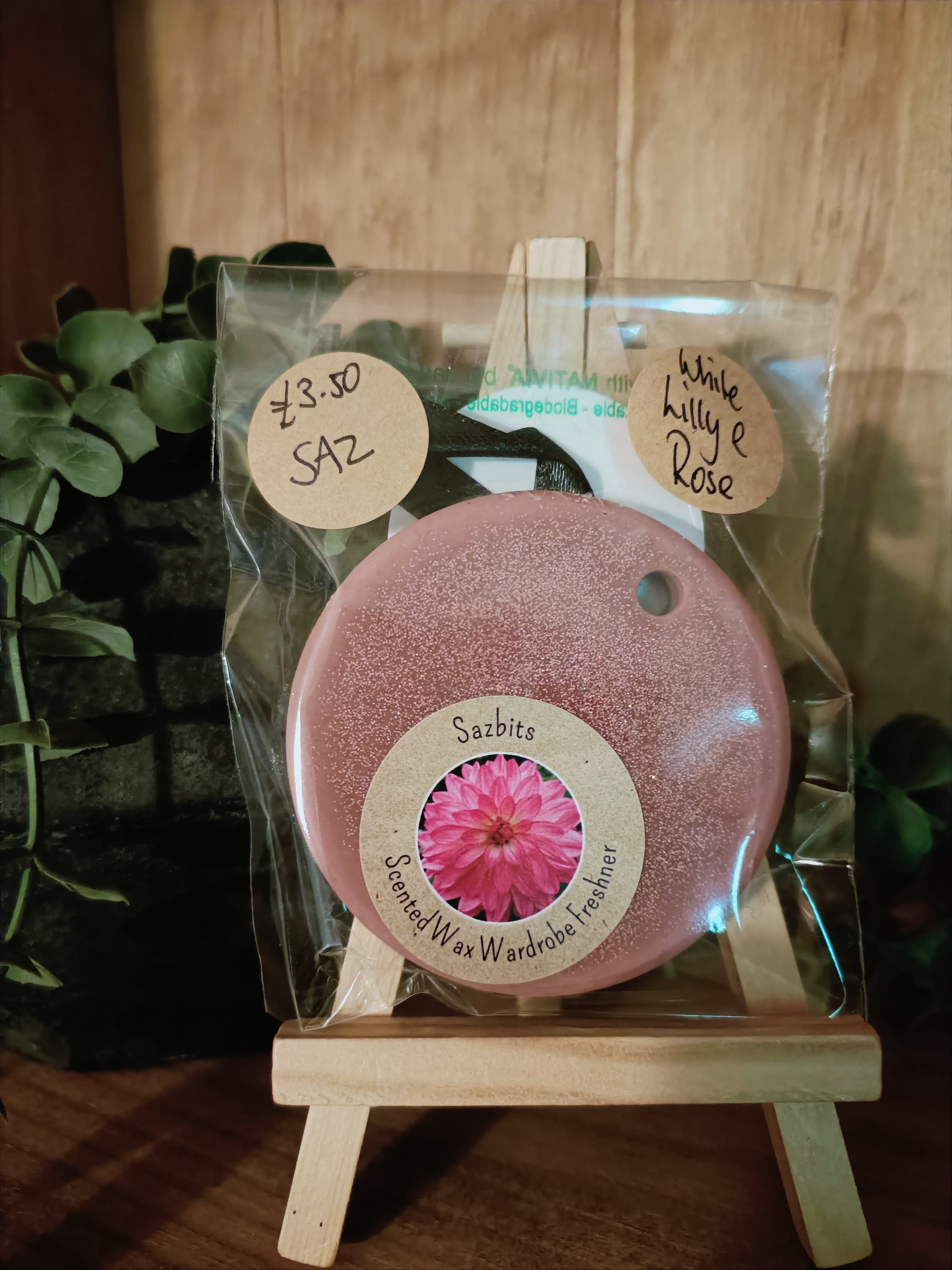 White Lilly & Rose Wax Wardrobe Freshner